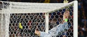 Italiens Keeper Buffon hat nach dem 2:0-Sieg einen Rückenklatscher hingelegt.