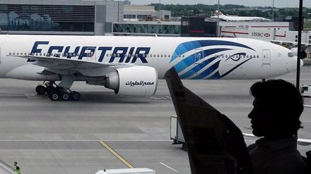 Eine EgyptAir-Maschine auf dem Flughafen London-Heathrow. 