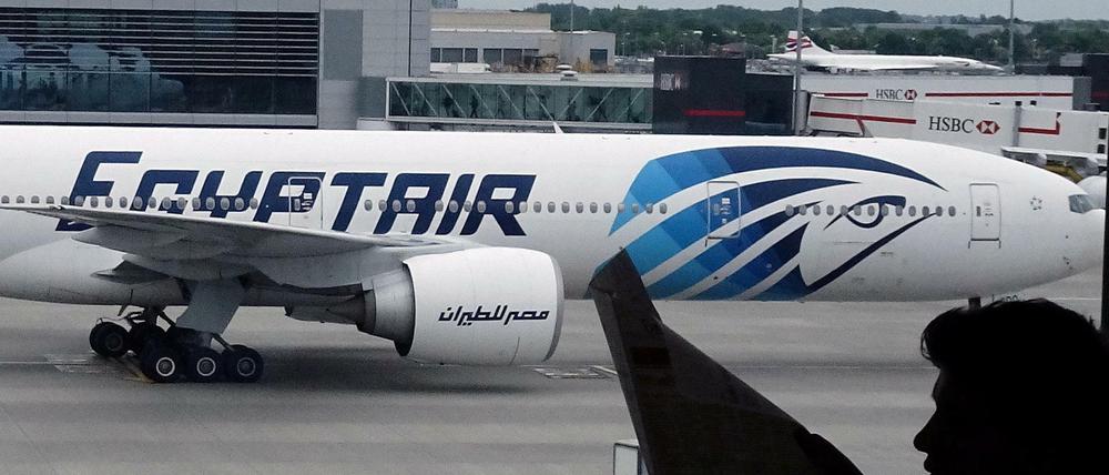 Eine EgyptAir-Maschine auf dem Flughafen London-Heathrow. 