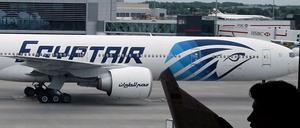 Eine EgyptAir-Maschine auf dem Flughafen London-Heathrow. 