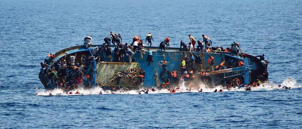 Rette sich, wer kann: Immer wieder kommen viele Menschen bei der Überfahrt von Libyen nach Europa ums Leben.