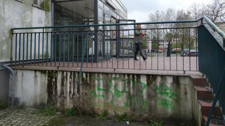 Die Fassade der Pankower Hufeland-Schule gehört zu den unzähligen Beispielen für den Sanierungsstau der Berliner Schulbauten.