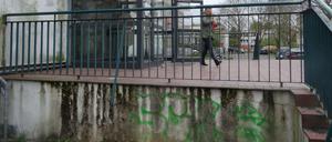 Die Fassade der Pankower Hufeland-Schule gehört zu den unzähligen Beispielen für den Sanierungsstau der Berliner Schulbauten.