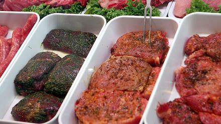 Fleisch in einer Metzgerei. Die Grünen fordern einen Mindestpreis für Fleischprodukte. 