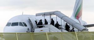 Abgelehnte Asylbewerber steigen am Baden-Airport in Rheinmünster im Rahmen einer landesweiten Sammelabschiebung in ein Flugzeug.