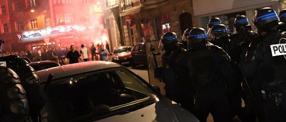 Die Polizei versucht gewaltbereite Fans bei Ausschreitungen in Lille in Schach zu halten. 