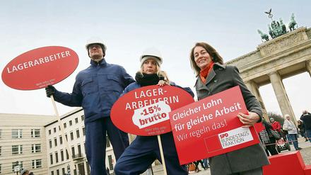 Die Generalsekretärin der SPD, Katarina Barley (rechts) wirbt auf einer Kundgebung am Equal Pay Day im März für die gleiche Bezahlung von Männern und Frauen.
