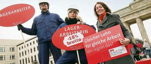 Die Generalsekretärin der SPD, Katarina Barley (rechts) wirbt auf einer Kundgebung am Equal Pay Day im März für die gleiche Bezahlung von Männern und Frauen.