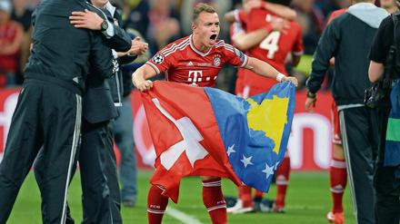 Xherdan Shaqiri jubelt nach dem Abpfiff mit seinen beiden Landesflaggen, hier beim Champions League Finale 2012.