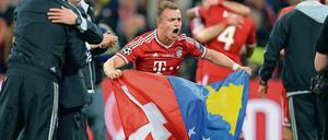Xherdan Shaqiri jubelt nach dem Abpfiff mit seinen beiden Landesflaggen, hier beim Champions League Finale 2012.