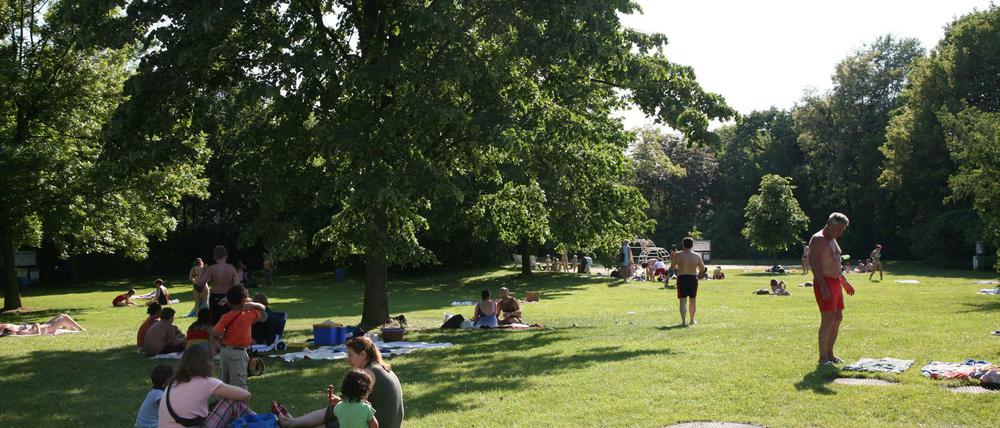Platz genug für Neubauten? Liegefläche vom Freibad am Insulaner.