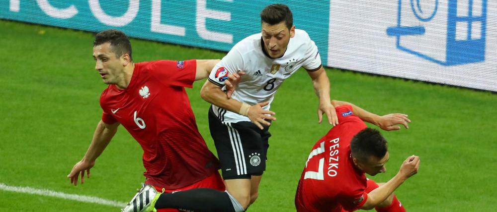 Eingekesselt. Mesut Özil konnte sich gegen Polen nicht freispielen.