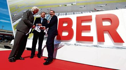 Es war einmal .... ein Plan. Architekt Meinhard von Gerkan (l-r), Berlins Regierender Bürgermeister Klaus Wowereit und der Ministerpräsident des Landes Brandenburg, Matthias Platzeck (beide SPD)