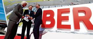 Es war einmal .... ein Plan. Architekt Meinhard von Gerkan (l-r), Berlins Regierender Bürgermeister Klaus Wowereit und der Ministerpräsident des Landes Brandenburg, Matthias Platzeck (beide SPD)