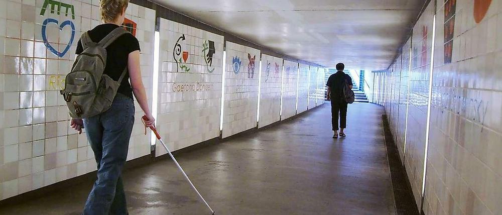 Für Sehbehinderte führt nur ein Weg mit speziellen Orientierungshilfen ans Ziel. Mit Langstock zu laufen können alle Interessierten am 23. Juni ausprobieren bei der Veranstaltung "Sei doch einmal ich!" von 14 bis 17 Uhr vor dem Rathaus Zehlendorf 