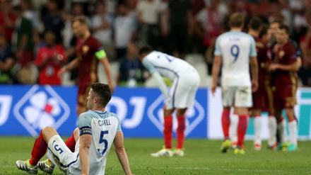 epa05358387 Gary Cahill (L) of England reacts after the final whistle of the UEFA EURO 2016 group B preliminary round match between England and Russia at Stade Velodrome in Marseille, France, 11 June 2016. (RESTRICTIONS APPLY: For editorial news reporting purposes only. Not used for commercial or marketing purposes without prior written approval of UEFA. Images must appear as still images and must not emulate match action video footage. Photographs published in online publications (whether via the Internet or otherwise) shall have an interval of at least 20 seconds between the posting.) EPA/TOLGA BOZOGLU EDITORIAL USE ONLY +++(c) dpa - Bildfunk+++