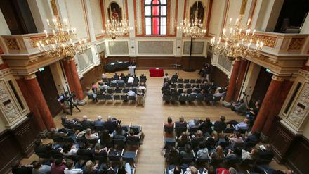 Bei einer feierlichen Restitution am 18. Mai 2016 in Rostock werden neun geraubte Bücher aus dem Bestand der Universitätsbibliothek Rostock an die Erbin Audrey Goodman (USA) übergeben. Das NS-Raubgut wurde mit Unterstützung des Deutschen Zentrums Kulturgutverluste im Rahmen eines Projektes ausfindig gemacht. Die Bücher wurden durch die Nationalsozialisten unrechtmäßig beschlagnahmt und sind zwischen 1933 und 1959 als Geschenk oder Tauschobjekt an die Rostocker Universitätsbibliothek gekommen. 