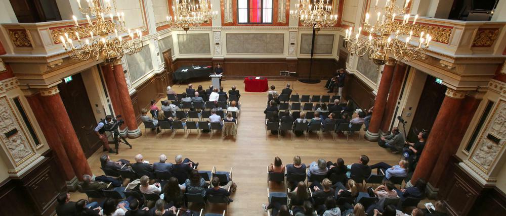 Bei einer feierlichen Restitution am 18. Mai 2016 in Rostock werden neun geraubte Bücher aus dem Bestand der Universitätsbibliothek Rostock an die Erbin Audrey Goodman (USA) übergeben. Das NS-Raubgut wurde mit Unterstützung des Deutschen Zentrums Kulturgutverluste im Rahmen eines Projektes ausfindig gemacht. Die Bücher wurden durch die Nationalsozialisten unrechtmäßig beschlagnahmt und sind zwischen 1933 und 1959 als Geschenk oder Tauschobjekt an die Rostocker Universitätsbibliothek gekommen.