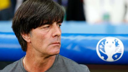 epa05360087 German coach Joachim Loew prior the UEFA EURO 2016 group C preliminary round match between Germany and Ukraine at Stade Pierre Mauroy in Lille Metropole, France, 12 June 2016. (RESTRICTIONS APPLY: For editorial news reporting purposes only. Not used for commercial or marketing purposes without prior written approval of UEFA. Images must appear as still images and must not emulate match action video footage. Photographs published in online publications (whether via the Internet or otherwise) shall have an interval of at least 20 seconds between the posting.) EPA/LAURENT DUBRULE EDITORIAL USE ONLY +++(c) dpa - Bildfunk+++