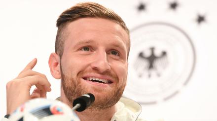 Shkodran Mustafi spricht auf der Pressekonferenz über die Tagesspiegel-Anekdote.
