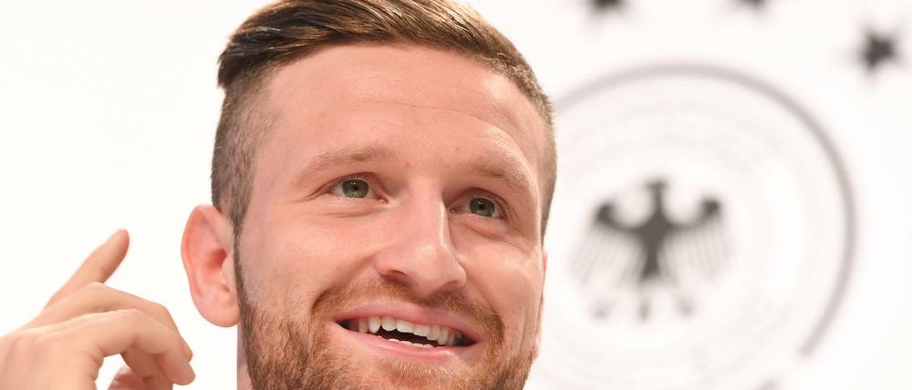 Shkodran Mustafi spricht auf der Pressekonferenz über die Tagesspiegel-Anekdote.