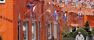 Geschmückte Straßen und Oranje-Flaggen: 2008 waren die Niederländer in EM-Stimmung. Dieses Jahr sind die Straßen und Kneipen leer.
