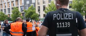 Ein Polizist beobachtet die Einlaßkontrollen zur Fanmeile am Brandenburger Tor.