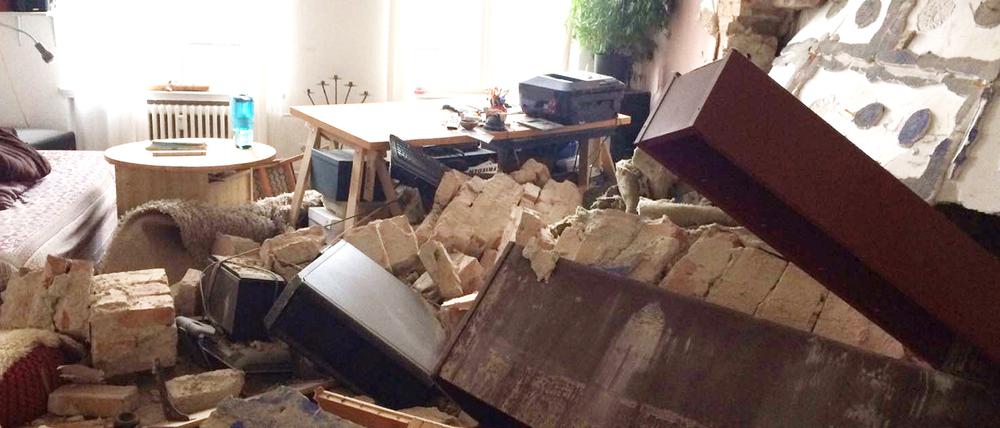 So sieht es in der zerstörten Altbau-Wohnung in der Markgrafenstraße aus.