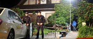 Polizisten stehen in der Nacht zum Donnerstag vor einem Haus in Hamburg-Schnelsen, in dem zuvor Schüsse gefallen sein sollen. Bei einer Schießerei im Rockermilieu sind nach ersten Angaben drei Menschen verletzt worden.