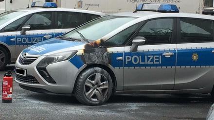 In Kreuzberg verübten Unbekannte einen Brandanschlag auf ein Polizeiauto - während es auf dem Parkplatz der Wache stand.