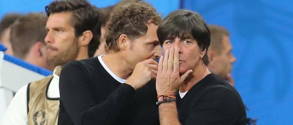 Aus Sorge vor Coach-Cam und Lippenlesern: Bundestrainer Jogi Löw (rechts) und Assistent Marcus Sorg sprechen hinter vorgehaltener Hand. 