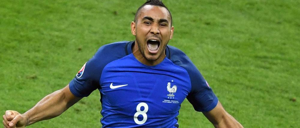 Dimitri Payet feiert sich und das Tor zum 2:1 für Frankreich