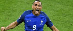 Dimitri Payet feiert sich und das Tor zum 2:1 für Frankreich