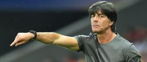 Feuchter Gebieter. Joachim Löw im dunkelgrau gefleckten T-Shirt.
