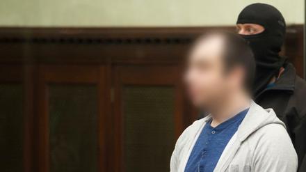 Verurteilt. Gadzhimurad K. (der aus persönlichkeitsrechtlichen Gründen unkenntlich gemacht wurde) vor einem Sicherheitsbeamten.