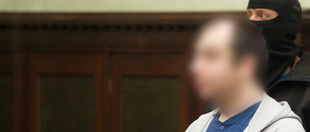 Verurteilt. Gadzhimurad K. (der aus persönlichkeitsrechtlichen Gründen unkenntlich gemacht wurde) vor einem Sicherheitsbeamten.