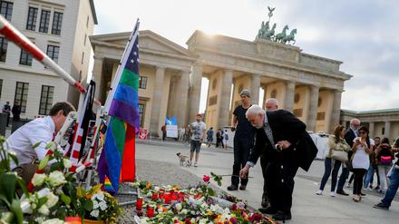 Passanten legen vor der Botschaft der USA am Brandenburger Tor im Gedenken der Opfer des Attentats in Orlando Blumen nieder. Das Land Berlin verzichtet aber auf eine eigene Geste des Gedenkens.