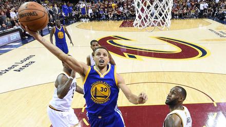 Stephen Curry (Mitte) trumpfte in den Finalspielen erstmals groß auf.