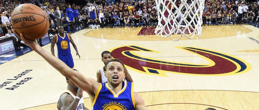 Stephen Curry (Mitte) trumpfte in den Finalspielen erstmals groß auf.