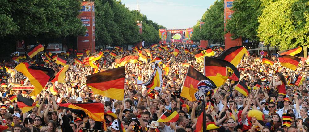Gefällt der Berliner Grünen Jugend nicht: fahnenschwenkende Fans beim Public Viewing auf der Fanmeile. So wie hier 2010.