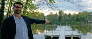 Einladung an den Halensee: Geschäftsführer Güner Mümün vom „Ku'damm Beach“ (das Bild entstand Ende April).