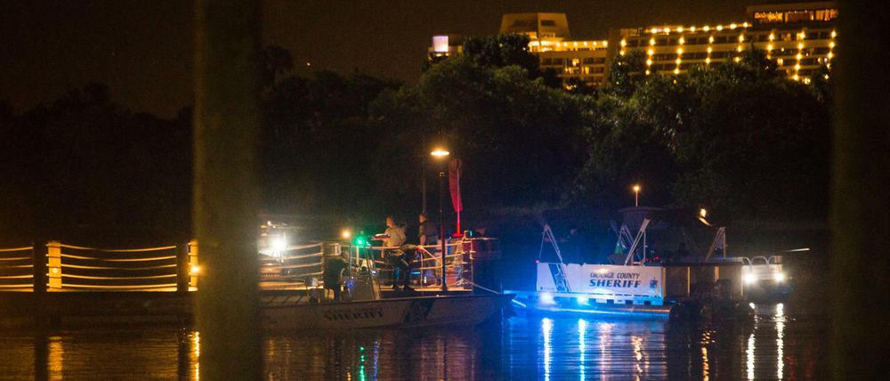 Die ganze Nacht über suchten Polizisten das Kind, das in einem künstlichen See der Hotelanlage in Orlando von einem Alligator mitgerissen worden war. 