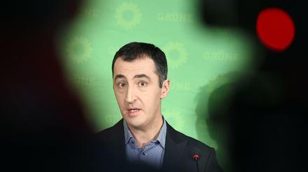 Unter Polizeischutz: Auch der Grünen-Politiker Cem Özdemir wird bedroht.