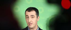 Unter Polizeischutz: Auch der Grünen-Politiker Cem Özdemir wird bedroht.