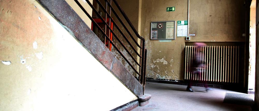 Da macht das Lernen keinen Spaß: Blick in das Treppenhaus einer Grundschule in Berlin.