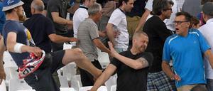 Die Ausschreitungen zwischen Fans der englischen und russischen Mannschaften setzten sich nach der Begegnung im Stadion von Marseille fort. Im Fernsehen wurden die Bilder nicht gezeigt. 