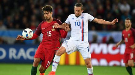 Der Portugiese Andre Gomes (links) und der Isländer Gylfi Sigurdsson kämpfen um den Ball.