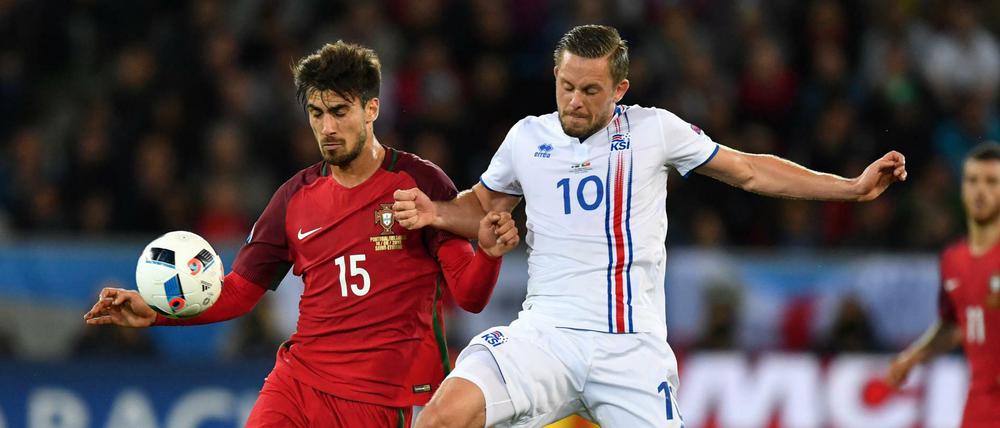 Der Portugiese Andre Gomes (links) und der Isländer Gylfi Sigurdsson kämpfen um den Ball.