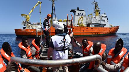 In Sicherheit. Immer wieder müssen in Seenot geratene Flüchtlinge gerettet werden (Archivfoto).