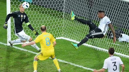 Mischung aus Michael Jordan und Houdini. Boateng rettet spektakulär.